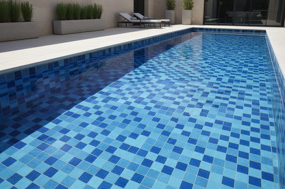 Piscina con mosaico mezcla de azules