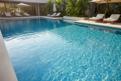 Piscina irresistible con mosaico azules suaves